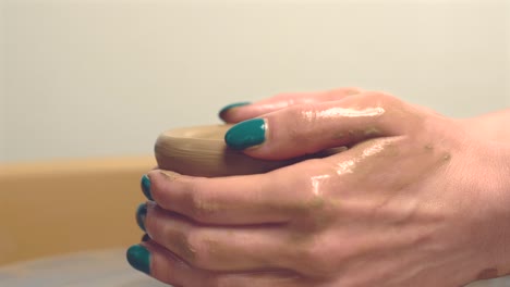 imágenes cercanas de una mujer haciendo una taza de olla, trabajo de cerámica.