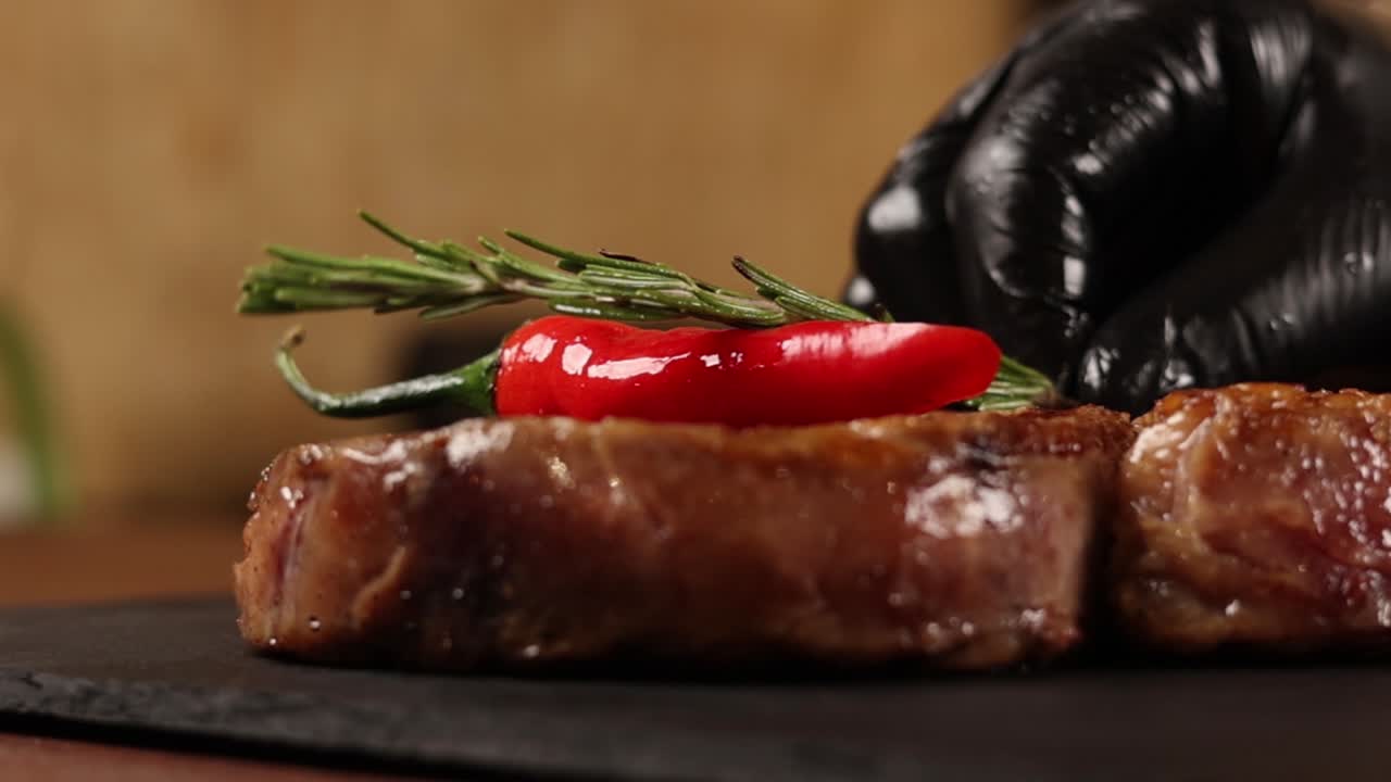 chef preparando un delicioso filete con romero y chile