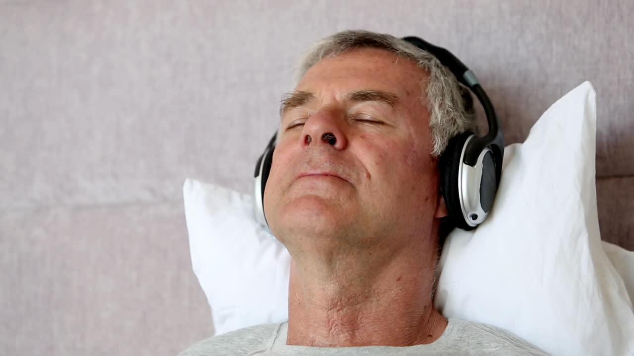 Uomo che muove la testa mentre ascolta musica