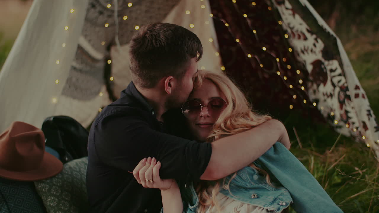 современная деревенская пара смеется и улыбается, обнимаясь на открытом воздухе 3