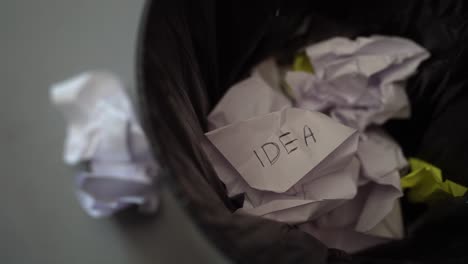 una idea de planificación indigna en papel arrugado arrojado a la basura, de cerca