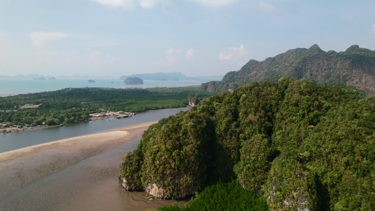 drone revelando un gran banco de arena, manglares y montañas en ao thalane krabi tailandia en un día soleado