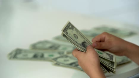 un niño cuenta dinero dólares para viajar