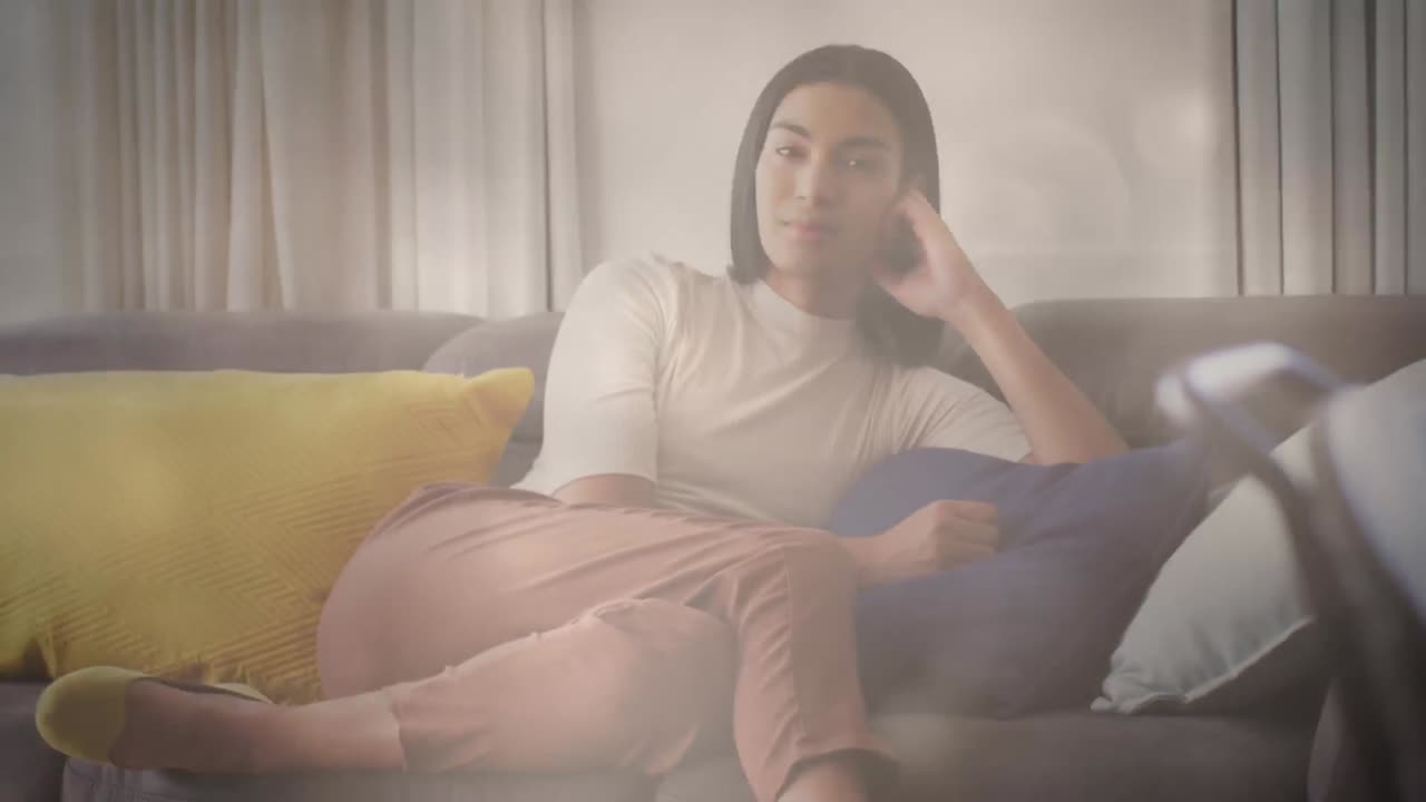 소파 에 앉아 있는 두 인종 의 여성 을 가리키는 빛 의 반점 들 의 애니메이션