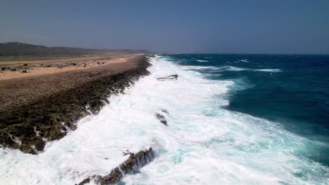 Wellen-Brechen-Gegen-Die-Küste-Von-Aruba