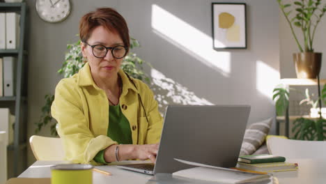 Mujer-De-Negocios-De-Mediana-Edad-Que-Trabaja-En-Una-Computadora-Portátil-En-La-Oficina