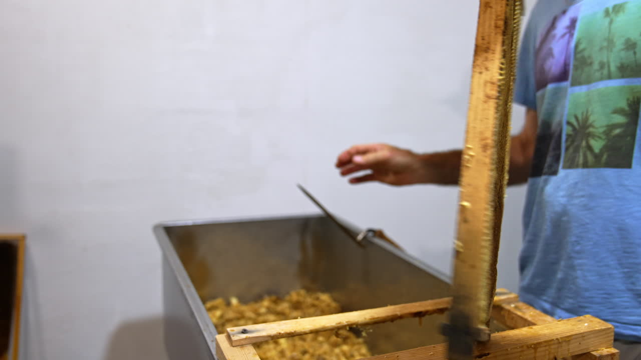 Honeycomb Extraction Process