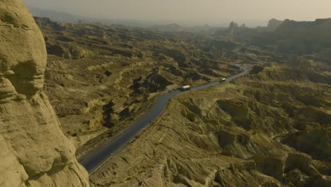 vista aérea de la autopista costera de makran en balochistan, pakistán, con carreteras sinuosas a través de espectaculares paisajes rocosos bajo un cielo despejado