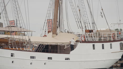 mantenimiento en un barco alto