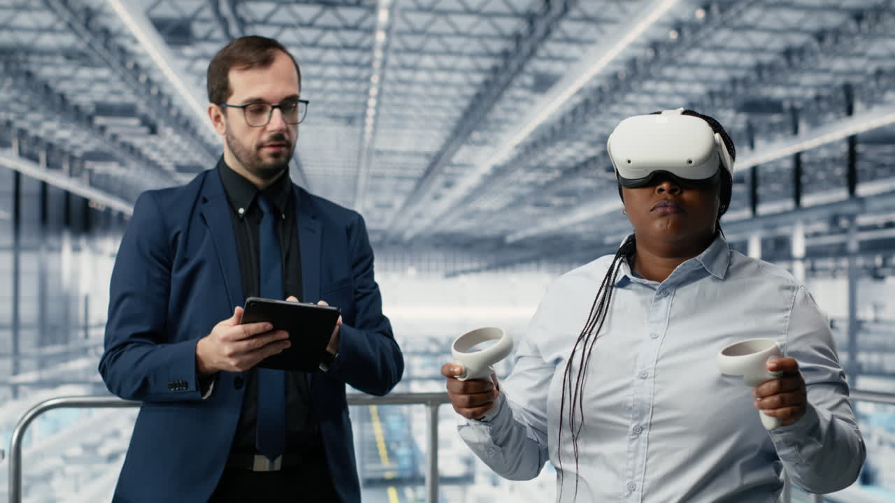 Manager in una fabbrica intelligente di microchip che utilizzano visori VR per sviluppare elettronica.