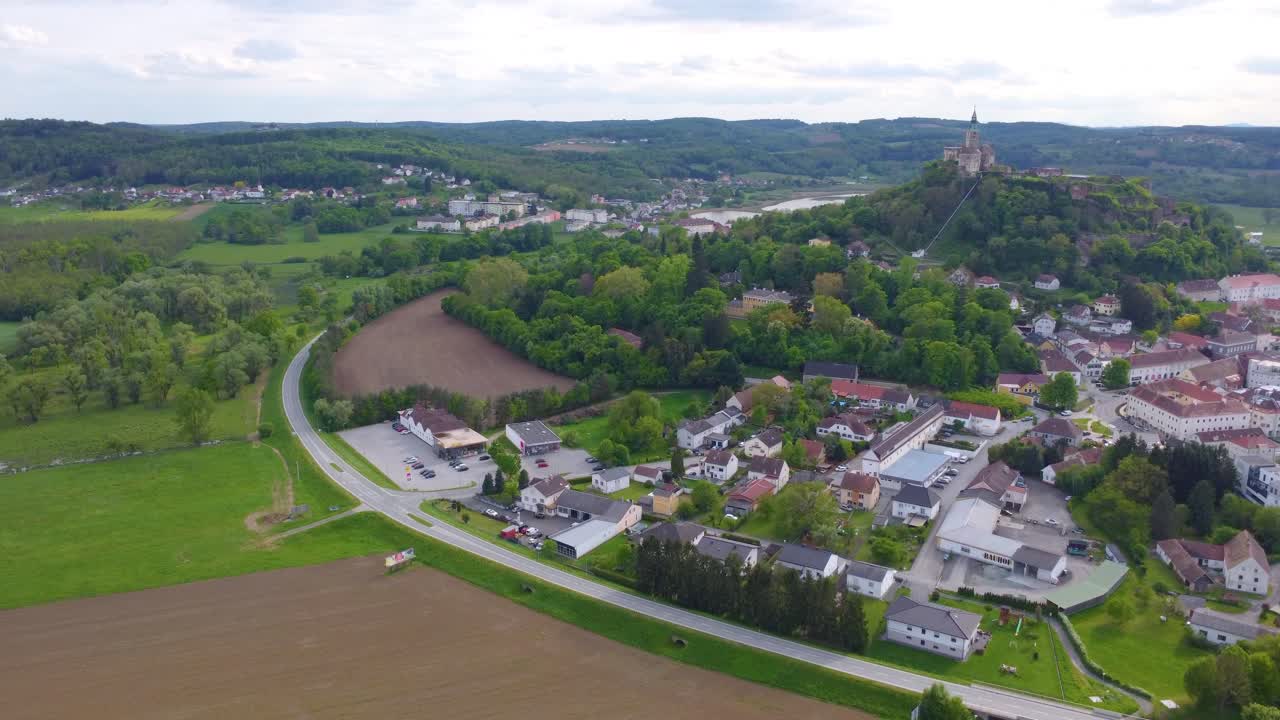 vista aérea güssing castillo medieval y ciudad de burgenland, austria en la cima de la colina