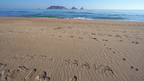 Playa-De-Pals-En-Begur-Islas-Medas-Dibujo-En-La-Arena-España-Costa-Brava-Europa