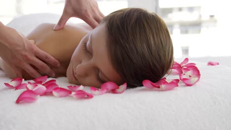 Close-up-of-woman-therapist-massaging-the-back-of-her-patient