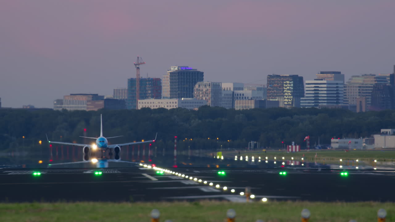 도시 위 에 황혼 에 착륙 하는 비행기