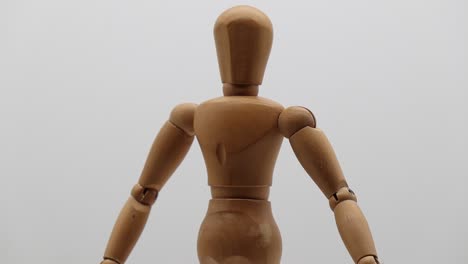 maniquí de madera sobre fondo blanco girando. de cerca