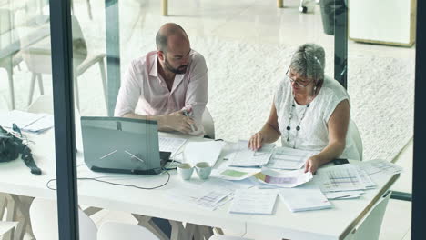 Zahlen-Im-Büro-Vergleichen