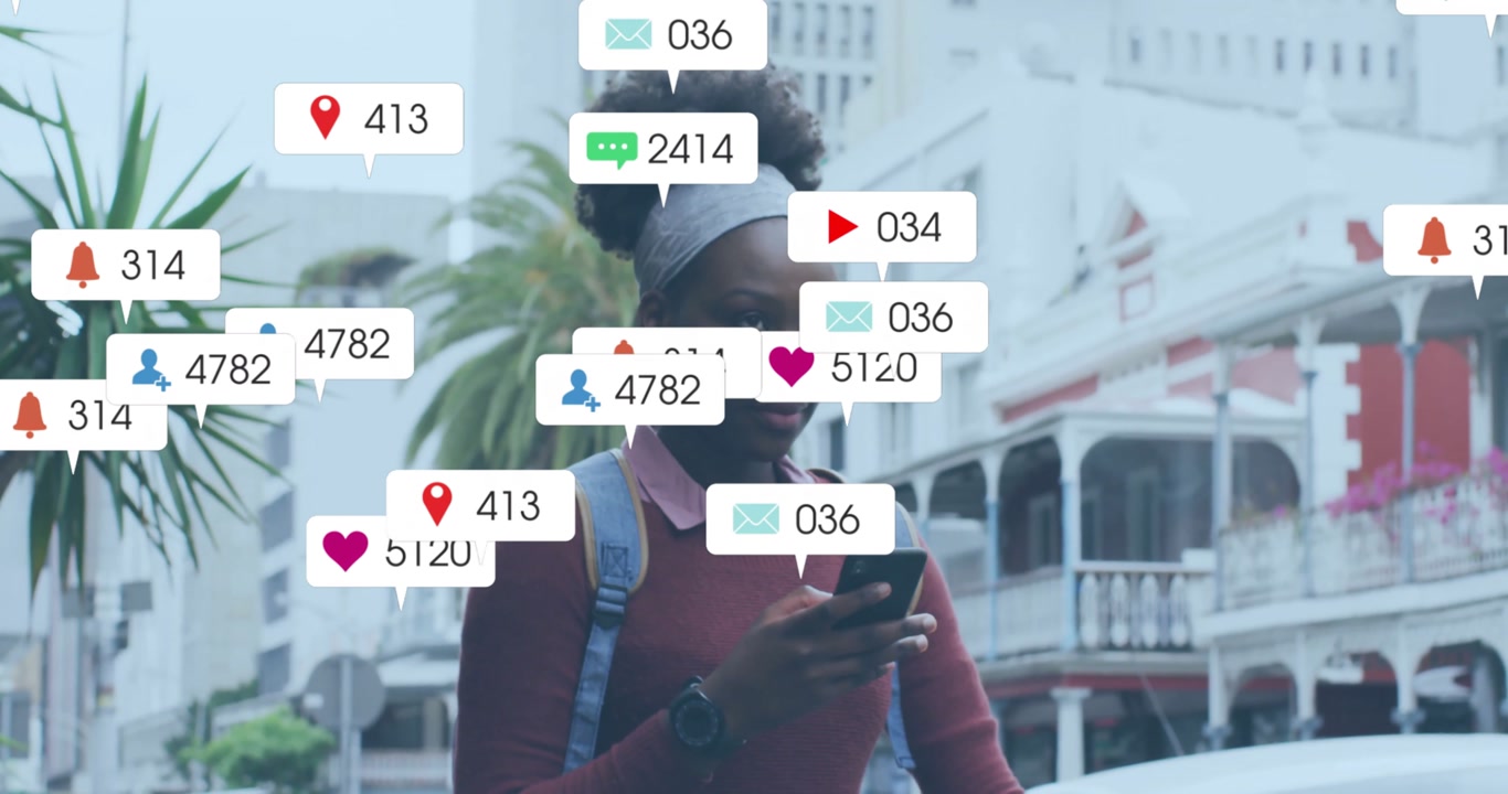 Animação de processamento de dados de redes sociais sobre mulher afro-americana usando smartphone