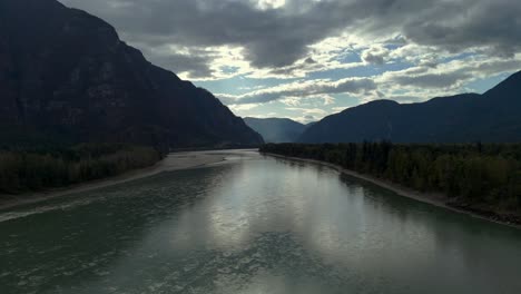 vista aérea del poderoso río fraser cerca de hope, bc, en medio de las icónicas montañas de madera