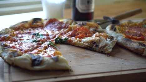 manos tomando una rebanada de la pizza italiana más auténtica
