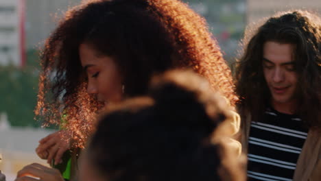 grupo de amigos diversos saliendo a bailar juntos mujer afroamericana disfrutando de una fiesta en la azotea música de baile al atardecer bebiendo alcohol divirtiéndose el fin de semana reuniéndose