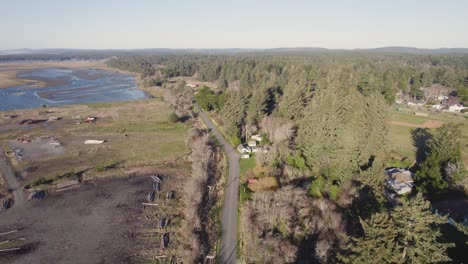 Hermosa-Toma-Aérea-De-4k-Que-Muestra-La-Carretera-Y-El-Paisaje-En-Bandon,-Oregon