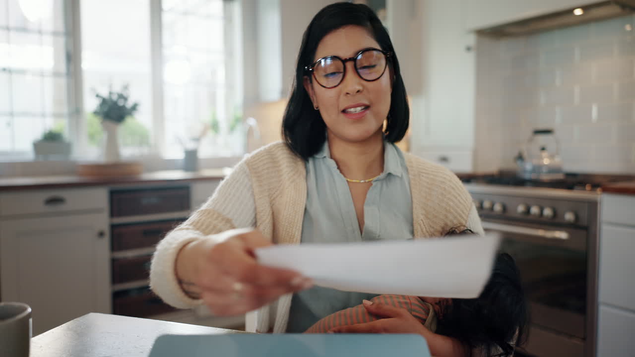llamada de video, cara de mujer y trabajo remoto con bebé