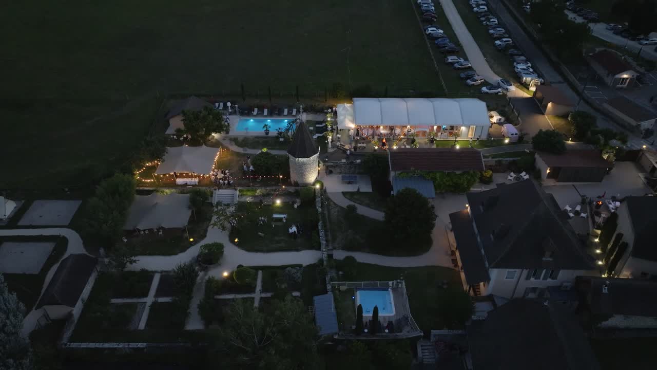 결혼식 장소는 빛 아래 빛나고 야외 홀은 정원, 안테나 사이에서 빛납니다.