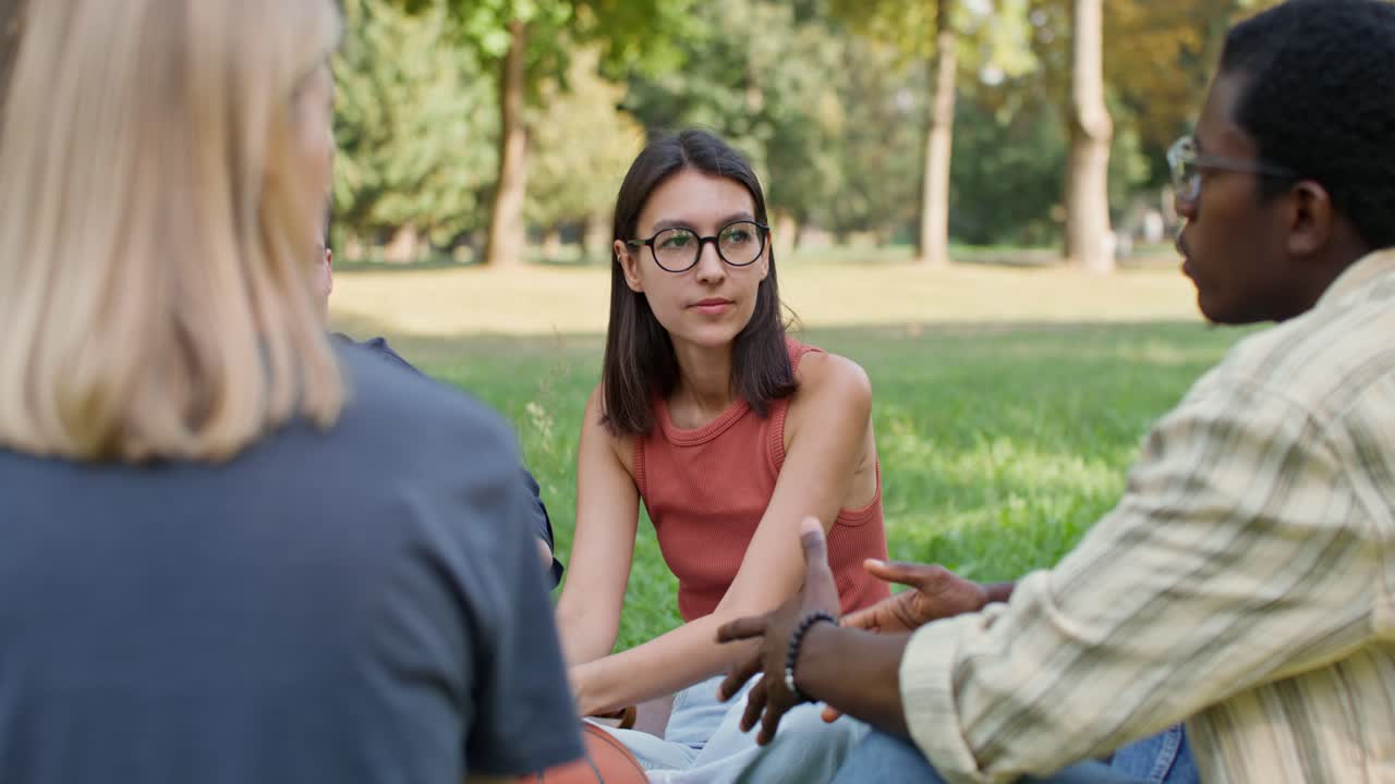 amigos hablando en el parque.