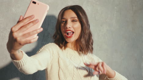 mujer tomando una selfie