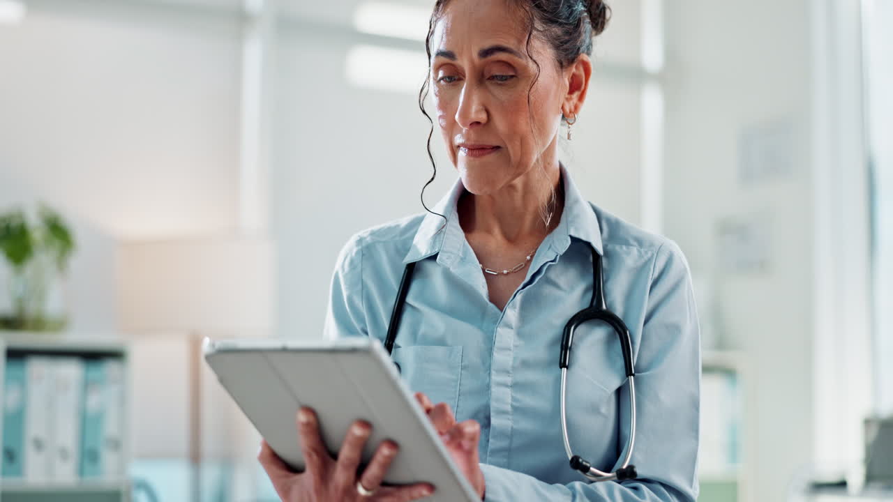 médica que usa una tableta en el consultorio