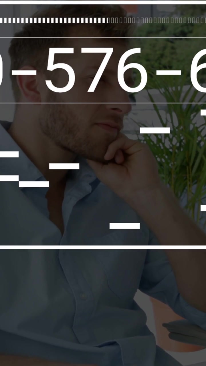 Video verticale: Sovrapposizione numerica che appare su un uomo che usa il mouse, toccandosi il mento e analizzando dati aziendali.