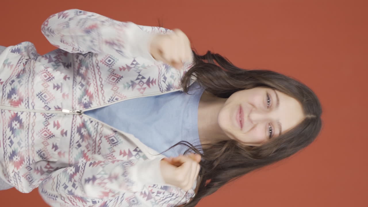 video vertical de una joven feliz que se alegra.