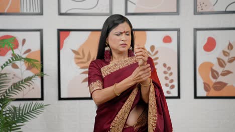 Indische-Frau-Mit-Schmerzen-Im-Handgelenk