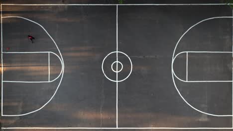 Ein-Blick-Von-Oben-Direkt-über-Einen-Basketballplatz-In-Einem-Park-Auf-Long-Island,-New-York