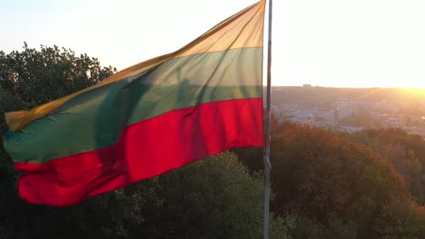 Bandera-De-Lituania-Ondeando-En-El-Viento
