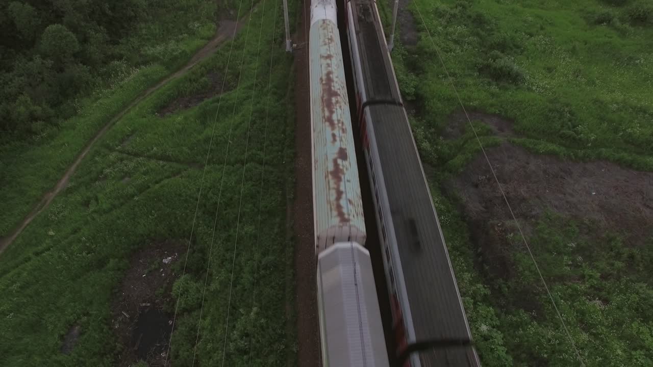 두 개의 철도 다른 방향과 움직이는 열차의 공중 조류 시각 러시아