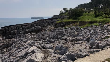 Una-Pequeña-Isla-Con-Un-Faro-En-El-Océano