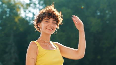 mujer sonriendo en el parque
