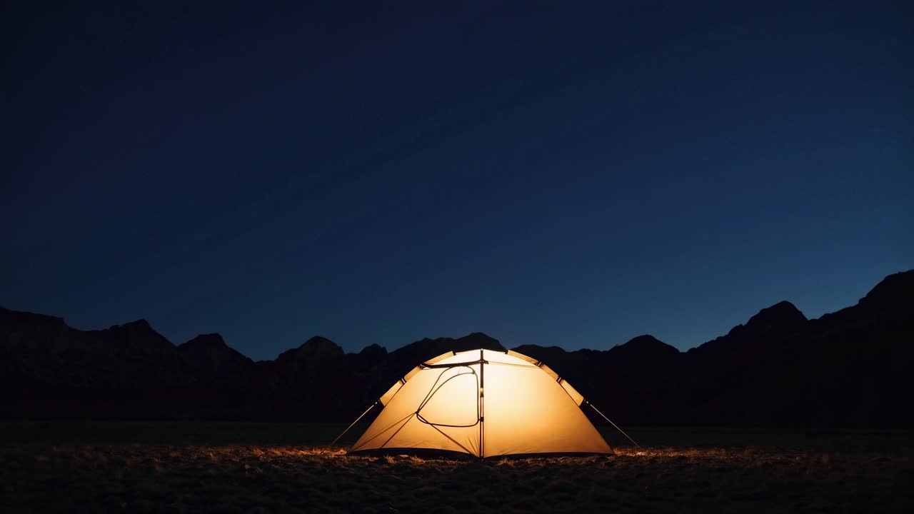 밤 하늘 아래 캠핑 텐트
