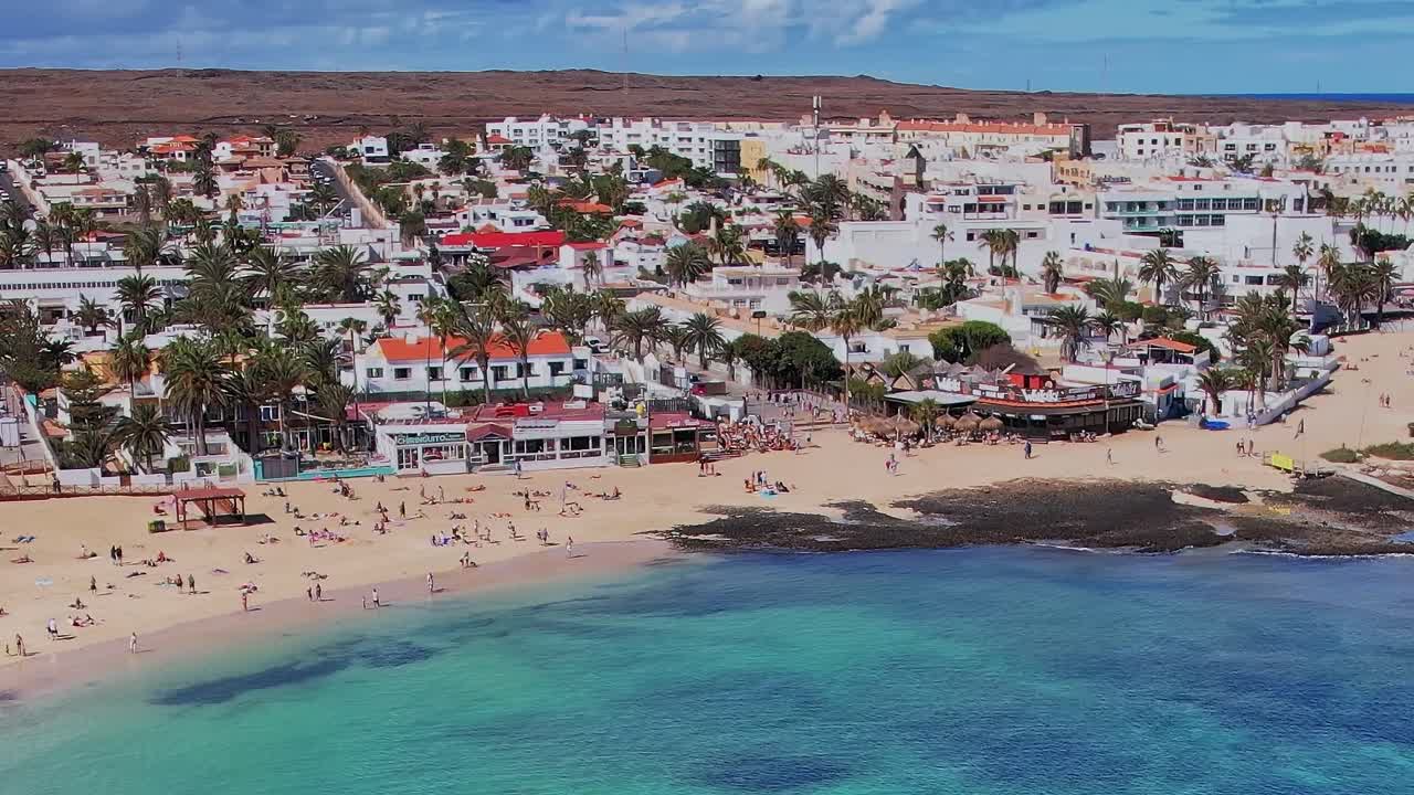 Vista de playa y ciudad en las Islas Canarias, España, durante un día soleado