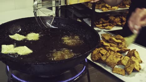 küchenchef bereitet frittiertes gebäck vor