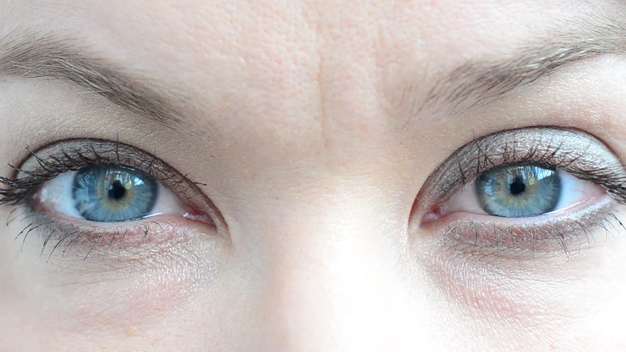 La mirada transmite varios estados de ánimo. Mirada femenina.
