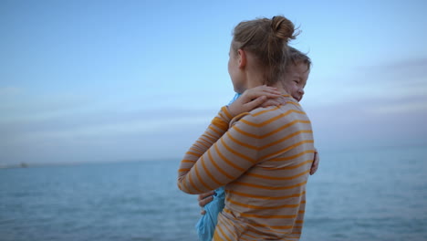 Süße-Familie-Am-Meer