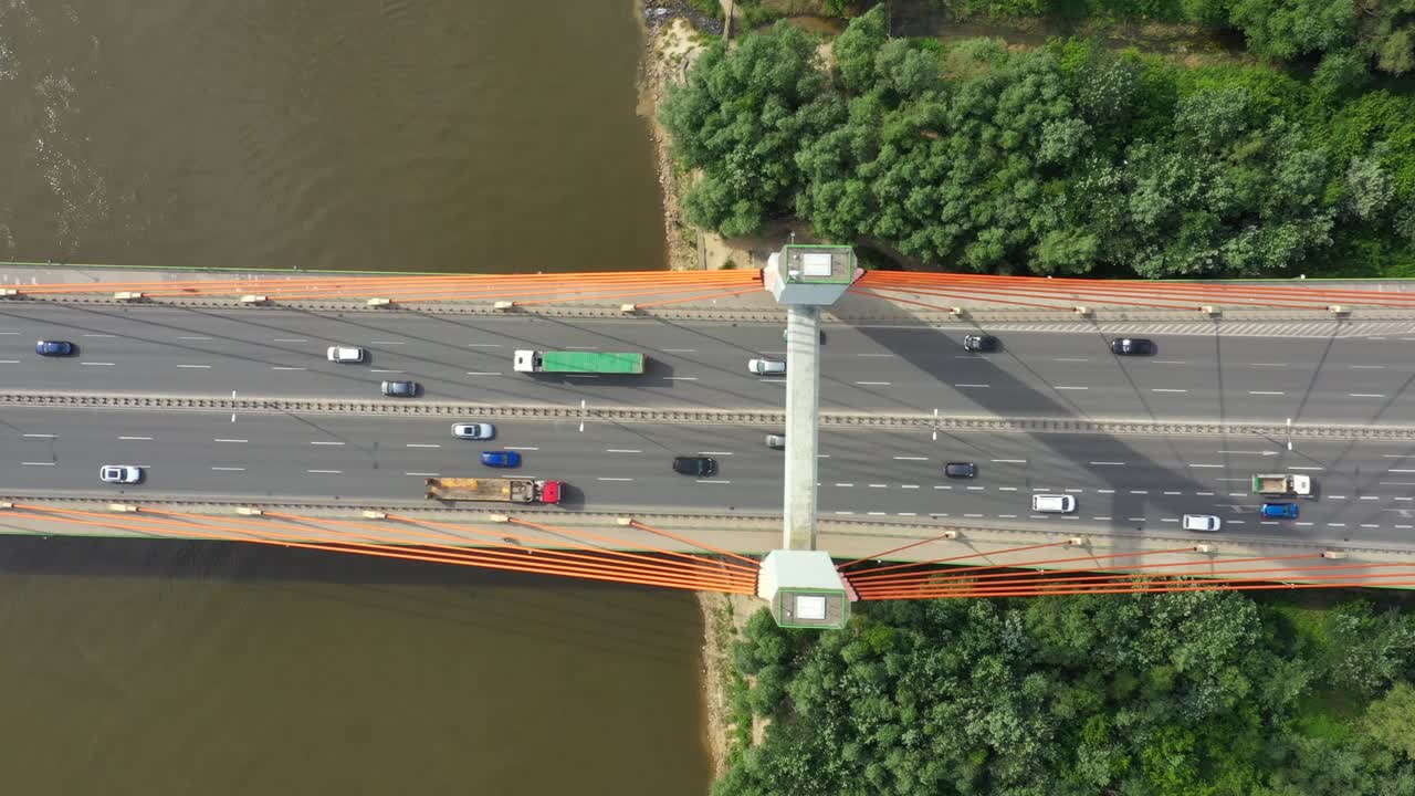 배경 부드러운 강 표면 무인 항공기 보기에 고속도로 교량에서 이동 하는 도시 자동차