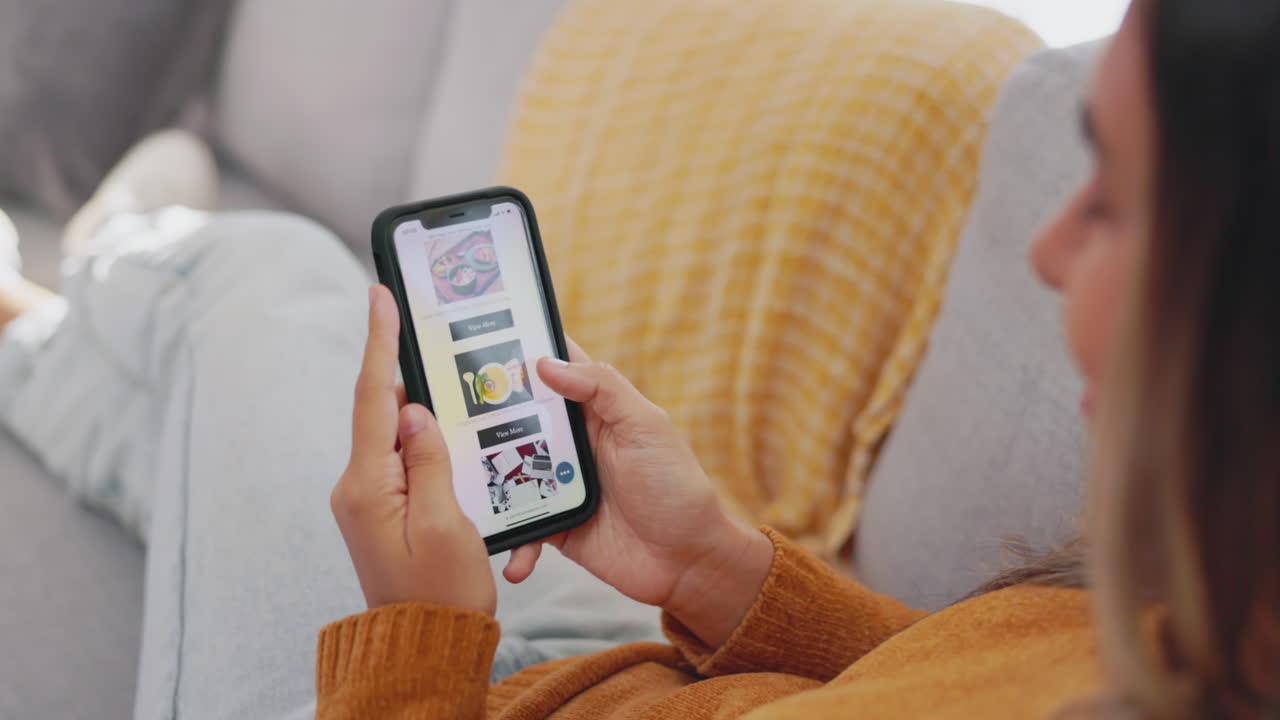 mujer, manos y teléfono móvil para compras en línea