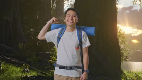 산악 배을 들고 있는 아시아 남성 하이커가 숲의 자연을 탐험하면서 미소 짓고 팔꿈치를 구부린다