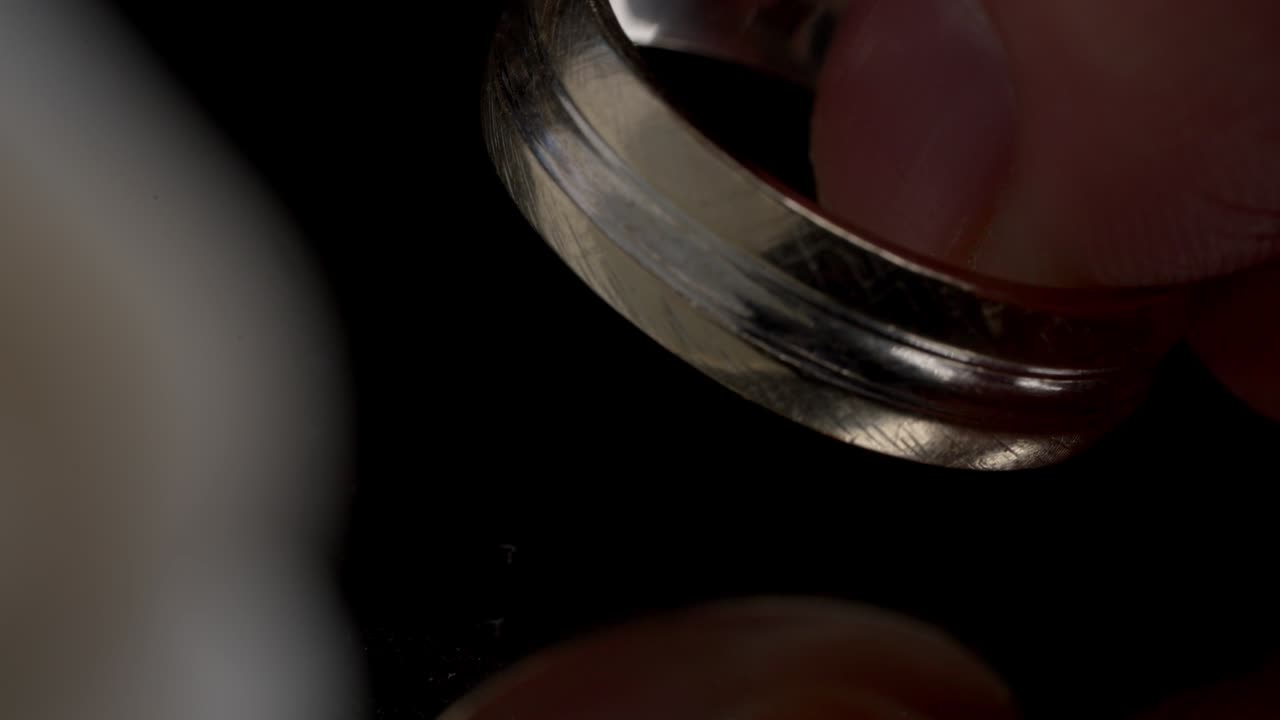 persona del cultivo tomando el anillo de la mesa