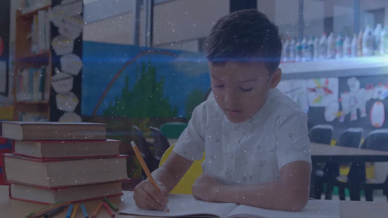 Seorang siswa menulis di buku catatan dengan pensil sebelum melirik dan mengangkat tangan di kelas untuk menarik perhatian.