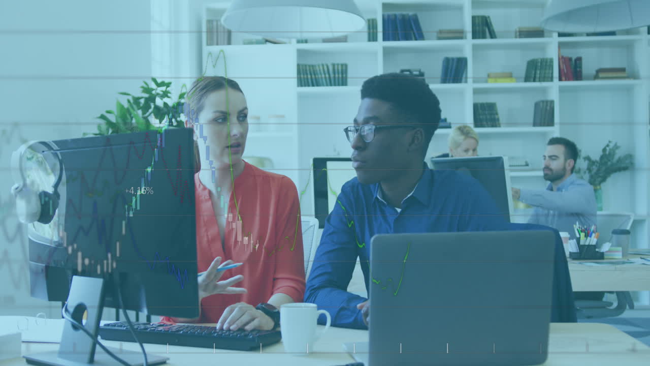 animación del procesamiento de datos financieros sobre diversas personas de negocios en la oficina