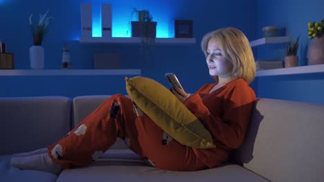 mujer joven charlando por teléfono por la noche.